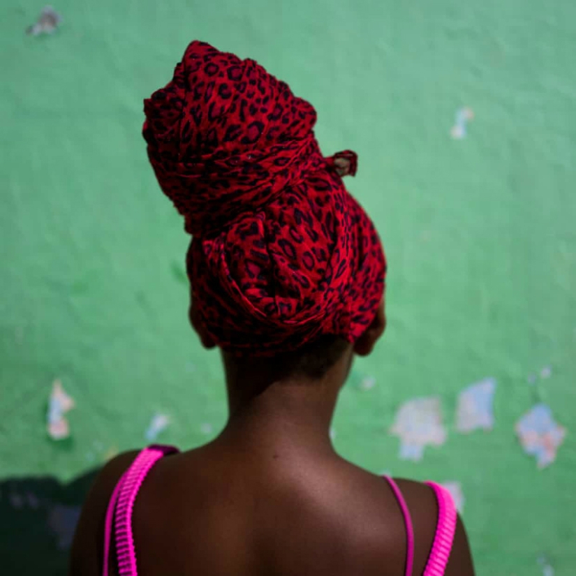 You give me a hairstyle, and I'll give you fish for lunch: how a thousand people get along on an island the size of a football field You give me a hairstyle, and I'll give you fish for lunch: how a thousand people get along on an island the size of a football field