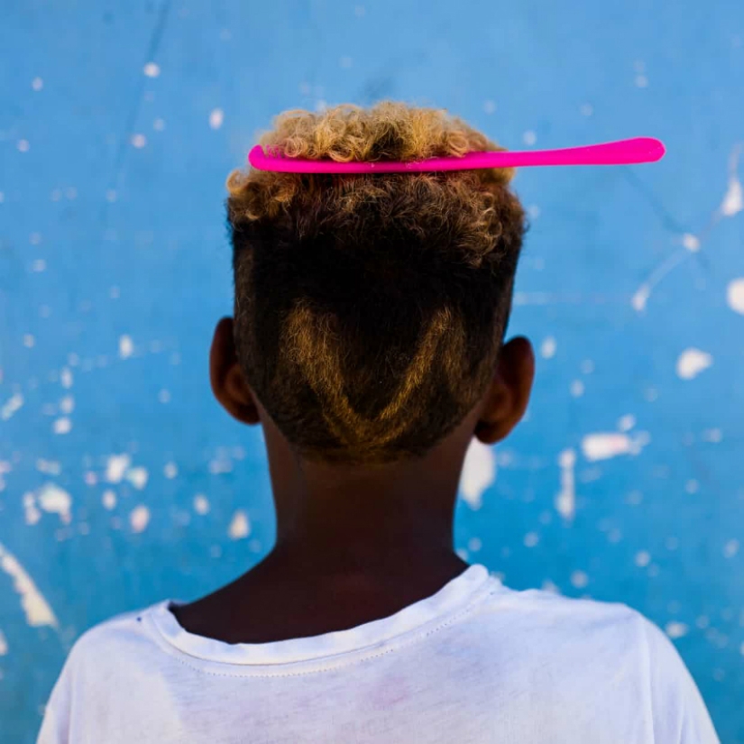 You give me a hairstyle, and I'll give you fish for lunch: how a thousand people get along on an island the size of a football field You give me a hairstyle, and I'll give you fish for lunch: how a thousand people get along on an island the size of a football field