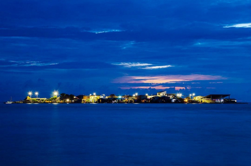 You give me a hairstyle, and I'll give you fish for lunch: how a thousand people get along on an island the size of a football field You give me a hairstyle, and I'll give you fish for lunch: how a thousand people get along on an island the size of a football field