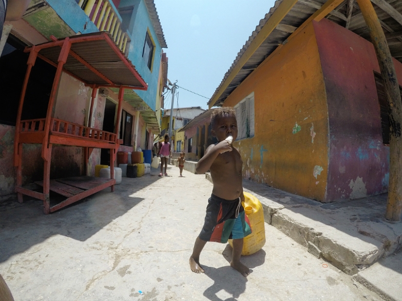 You give me a hairstyle, and I'll give you fish for lunch: how a thousand people get along on an island the size of a football field You give me a hairstyle, and I'll give you fish for lunch: how a thousand people get along on an island the size of a football field
