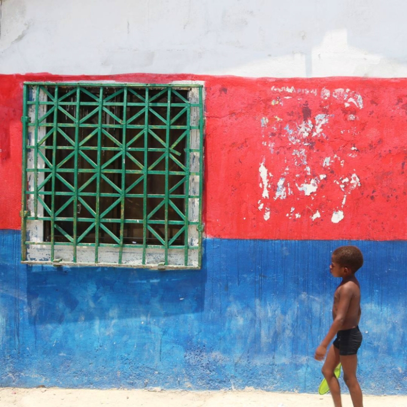 You give me a hairstyle, and I'll give you fish for lunch: how a thousand people get along on an island the size of a football field You give me a hairstyle, and I'll give you fish for lunch: how a thousand people get along on an island the size of a football field