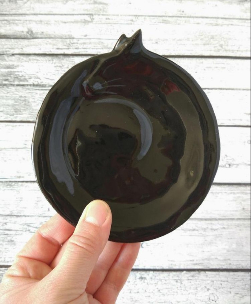 12 beautiful decorative plates in the form of snugly curled cats 12 beautiful decorative plates in the form of snugly curled cats