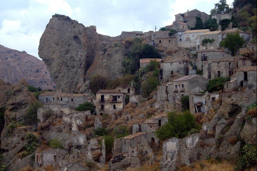 12 Italian ghost towns