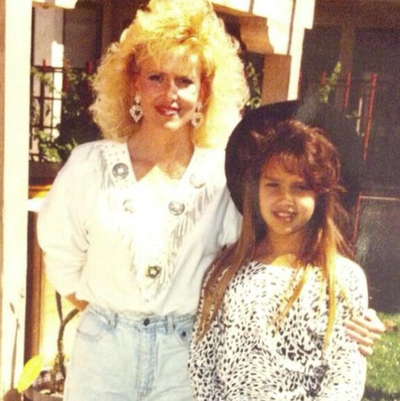 15 intriguing photos of celebrities with their mothers