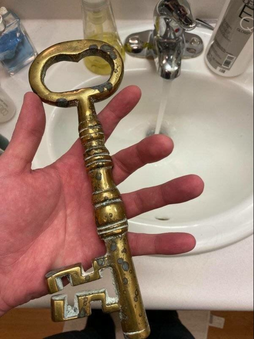 18 people who found the treasure using a metal detector