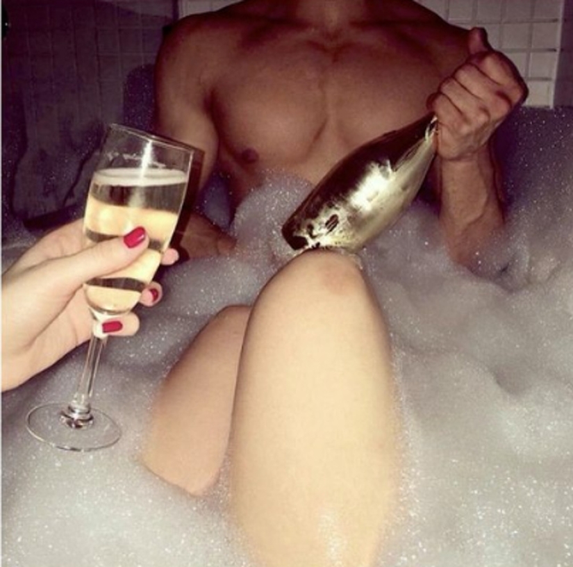 20 ambiguous photos, which are not immediately clear what is happening there