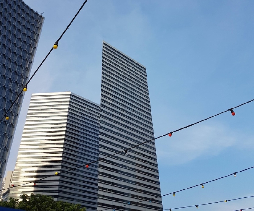 20 ambiguous photos, which are not immediately clear what is happening there