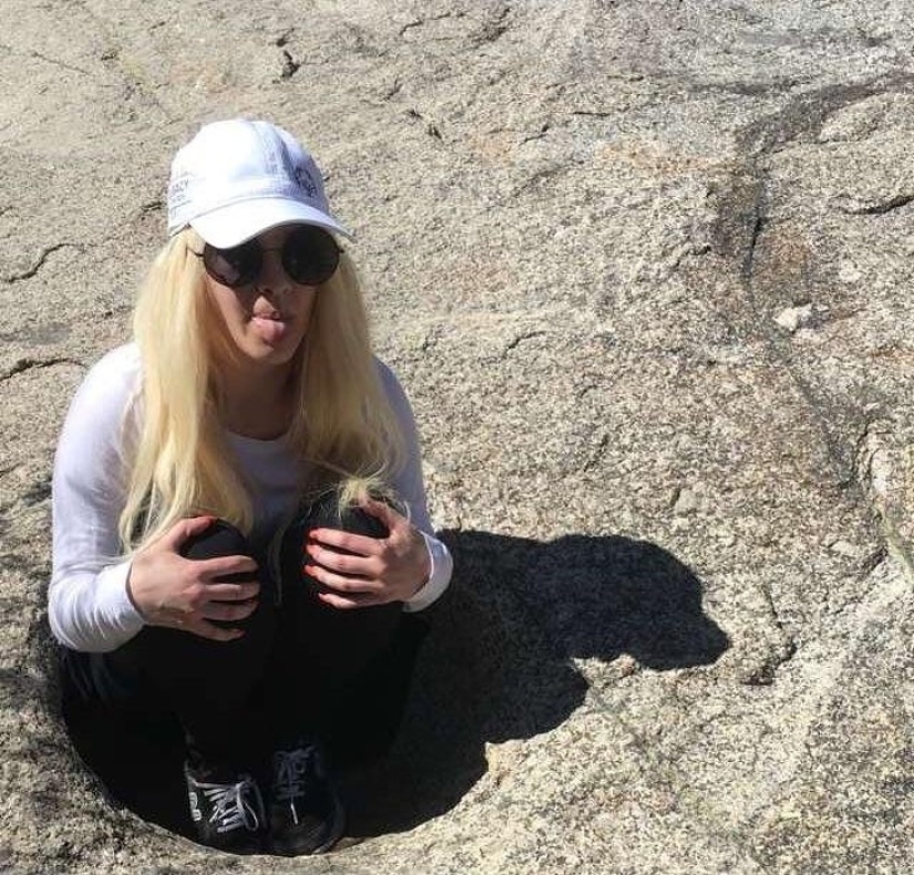 20 ambiguous photos, which are not immediately clear what is happening there