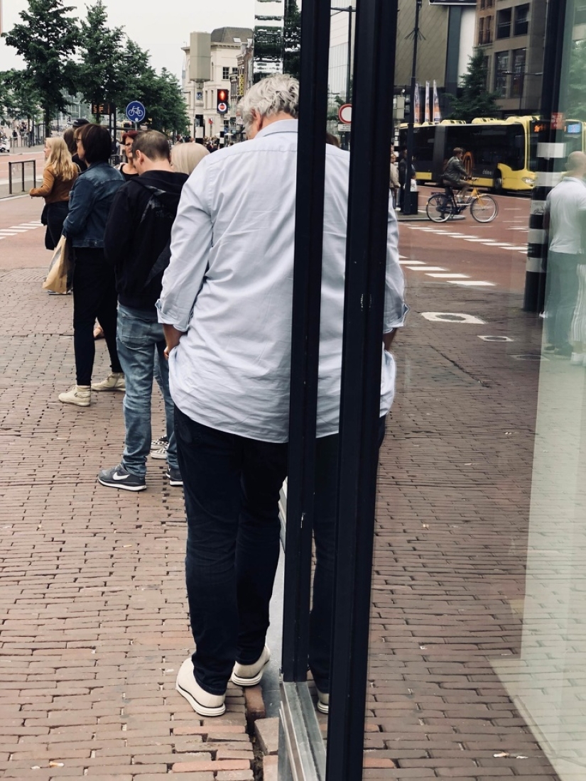 20 ambiguous photos, which are not immediately clear what is happening there