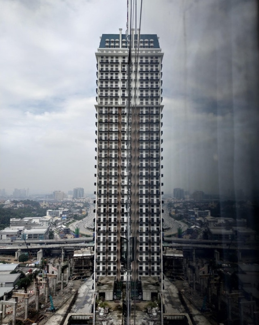 20 ambiguous photos, which are not immediately clear what is happening there