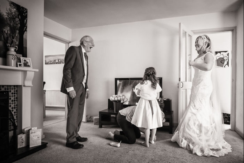 20 emotional photos, of parents first saw their daughters in wedding dresses 20 emotional photos, of parents first saw their daughters in wedding dresses
