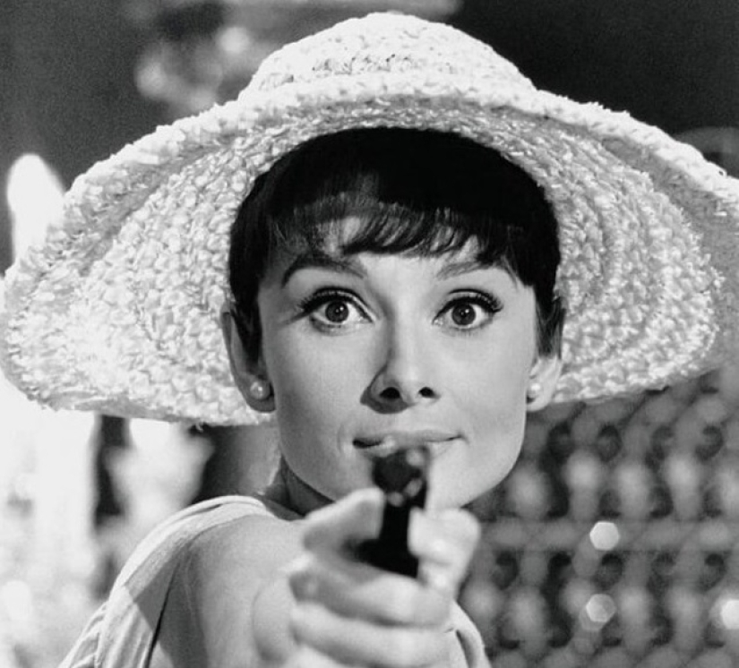 20 famous girls with guns in their hands 20 famous girls with guns in their hands