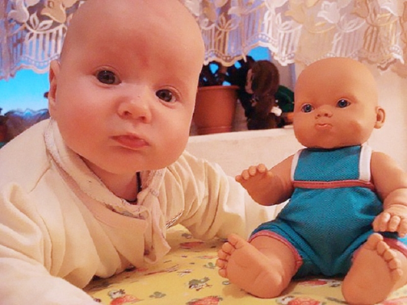 20 Kids Who Look Exactly Like Their Dolls