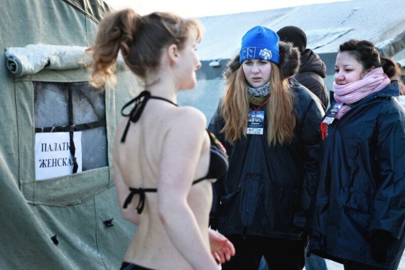 20 photos that showcase what a "female jealousy" 20 photos that showcase what a "female jealousy"