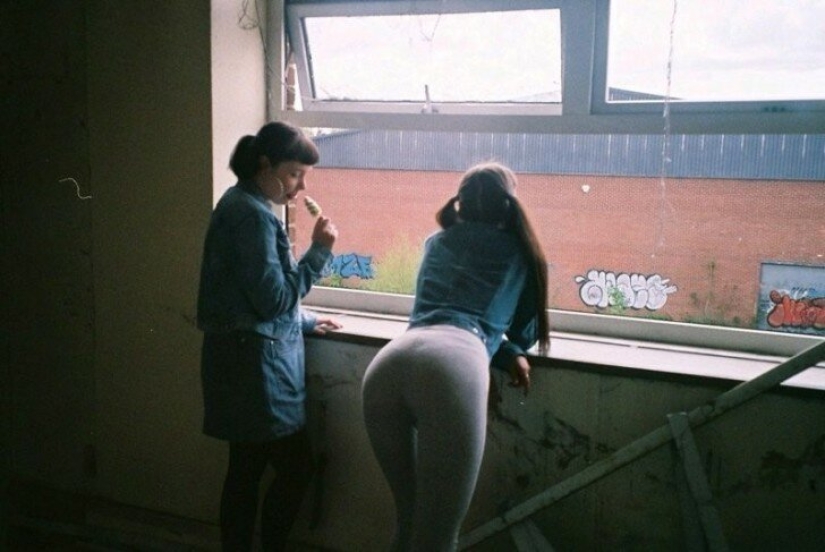 20 photos that showcase what a "female jealousy" 20 photos that showcase what a "female jealousy"