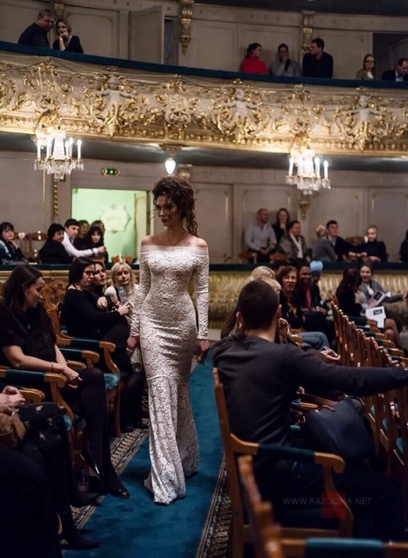 20 photos that showcase what a "female jealousy" 20 photos that showcase what a "female jealousy"