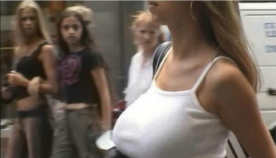 20 photos that showcase what a "female jealousy"
