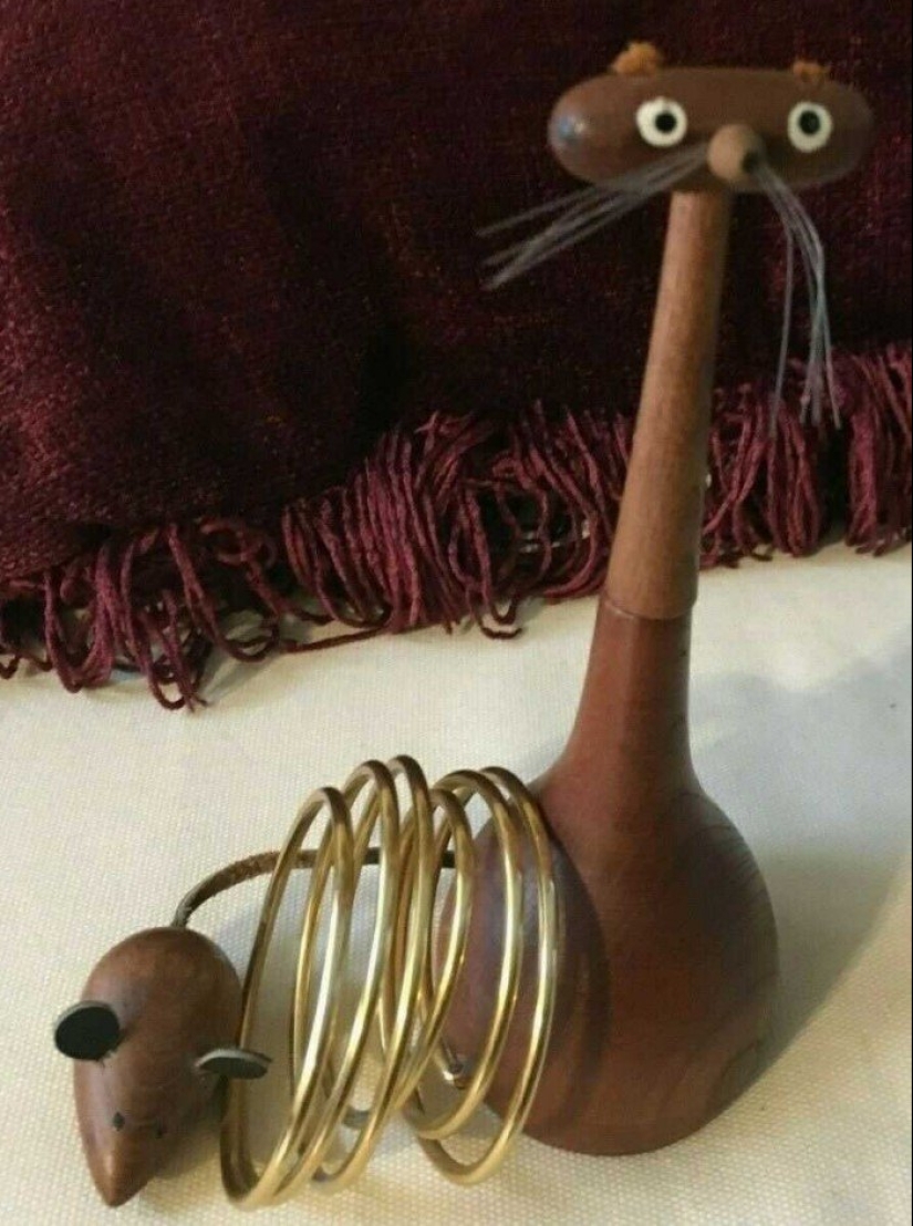 22 Crazy Antiques That Collectors Pay Big Money For 22 Crazy Antiques That Collectors Pay Big Money For