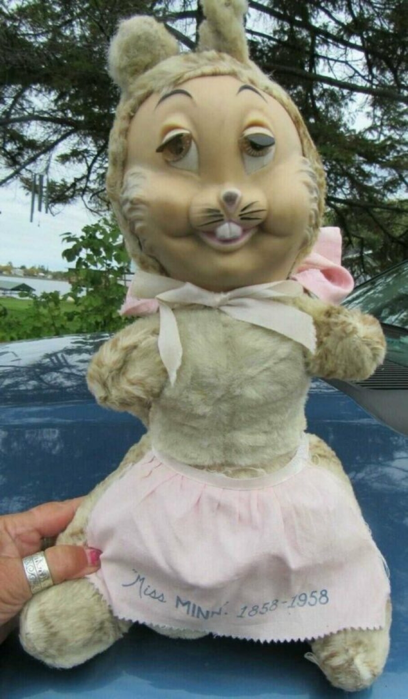 22 Crazy Antiques That Collectors Pay Big Money For 22 Crazy Antiques That Collectors Pay Big Money For