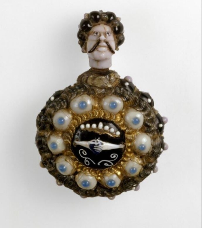 22 Crazy Antiques That Collectors Pay Big Money For 22 Crazy Antiques That Collectors Pay Big Money For