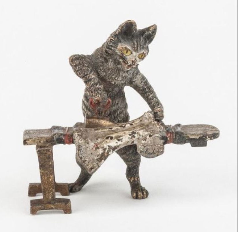 22 Crazy Antiques That Collectors Pay Big Money For 22 Crazy Antiques That Collectors Pay Big Money For