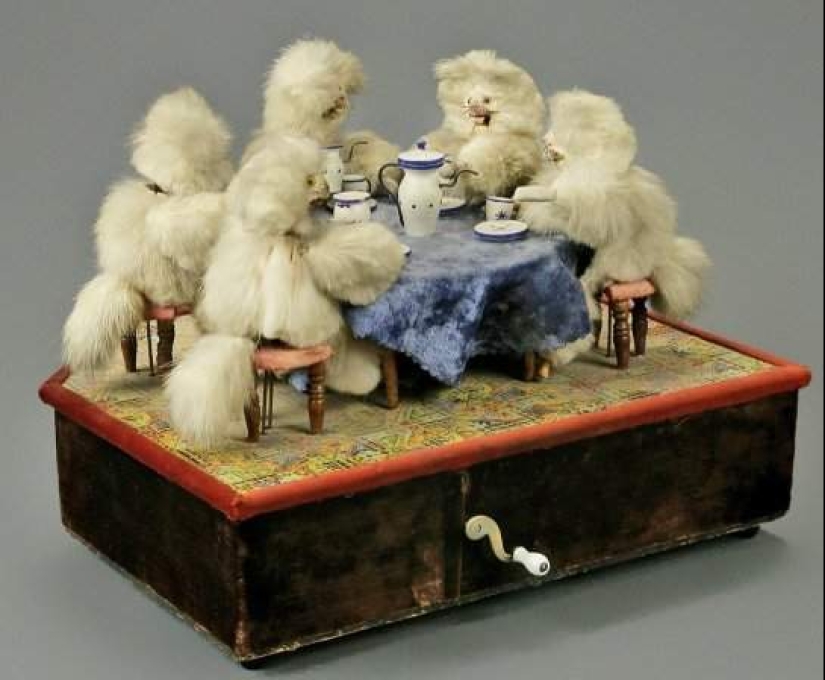22 Crazy Antiques That Collectors Pay Big Money For 22 Crazy Antiques That Collectors Pay Big Money For