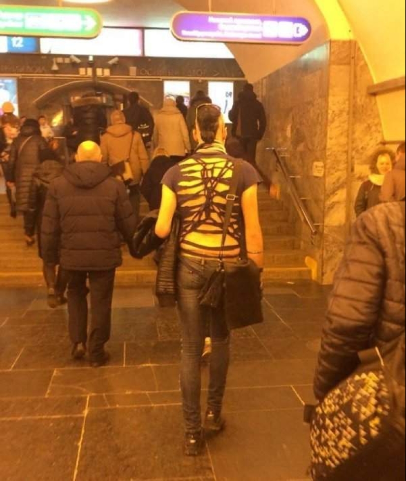 22 fashionistas y solo una excéntrica que solo se encuentran en el metro 22 fashionistas y solo una excéntrica que solo se encuentran en el metro