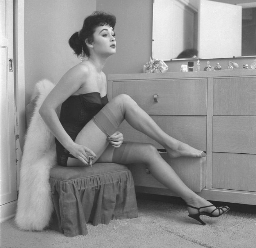 22 glamorous beauty of the mid-twentieth century in elegant stockings