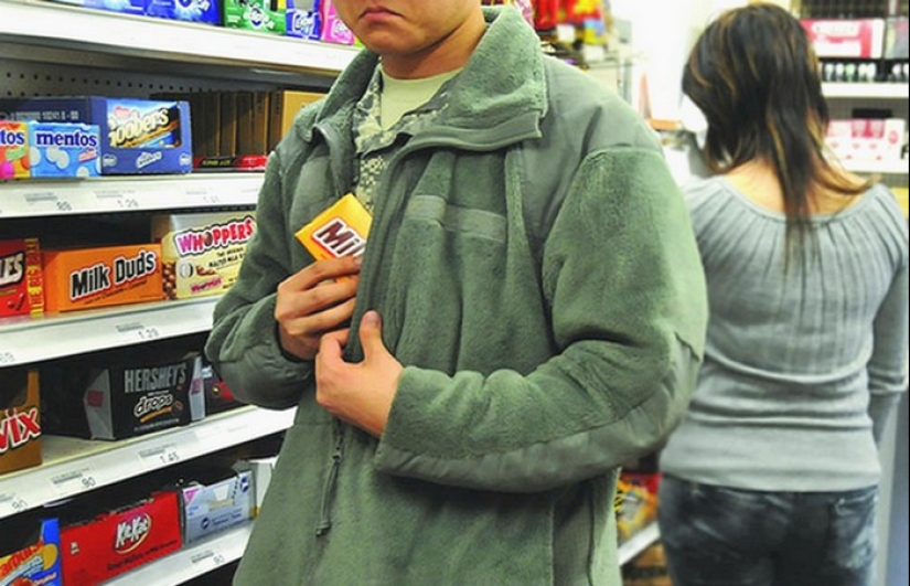 25 things that all people do when they think that no one sees them 25 things that all people do when they think that no one sees them