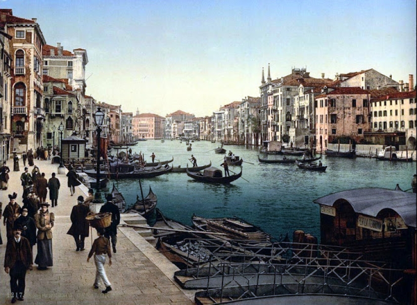 30 color photographs of Venice in the 1890‑ies
