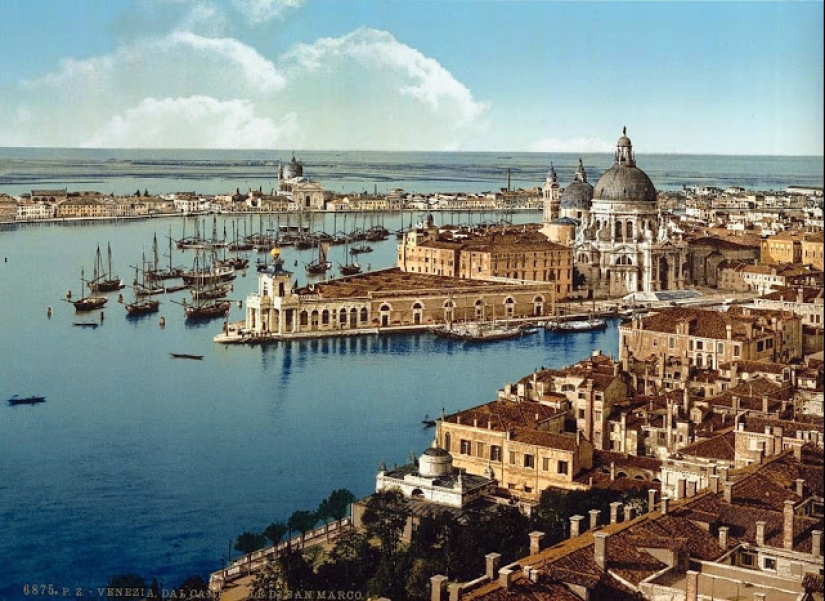 30 color photographs of Venice in the 1890‑ies