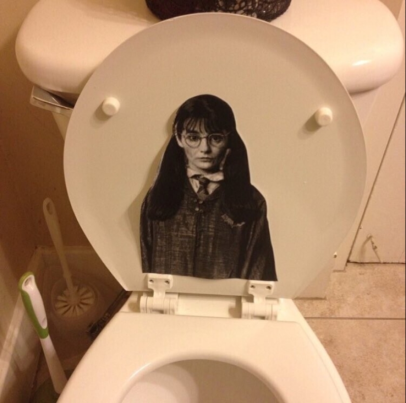 30 cosas extrañas que las niñas se encuentran en los hombres cuartos de baño y aseos