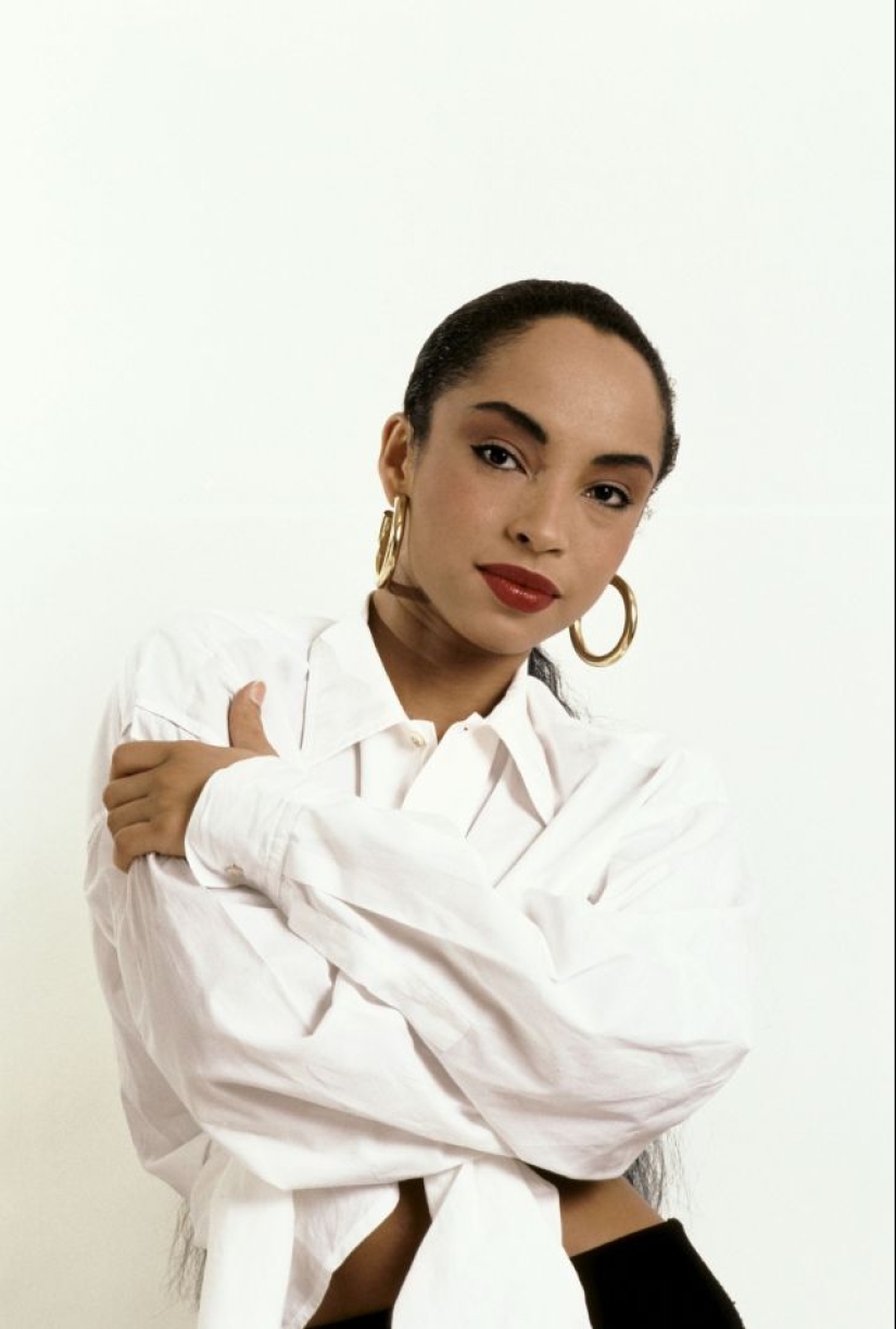 30 fotos de un joven Sade Adu, uno de los cantantes británicos más exitosos de la historia 30 fotos de un joven Sade Adu, uno de los cantantes británicos más exitosos de la historia