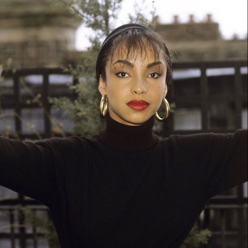 30 fotos de un joven Sade Adu, uno de los cantantes británicos más exitosos de la historia 30 fotos de un joven Sade Adu, uno de los cantantes británicos más exitosos de la historia