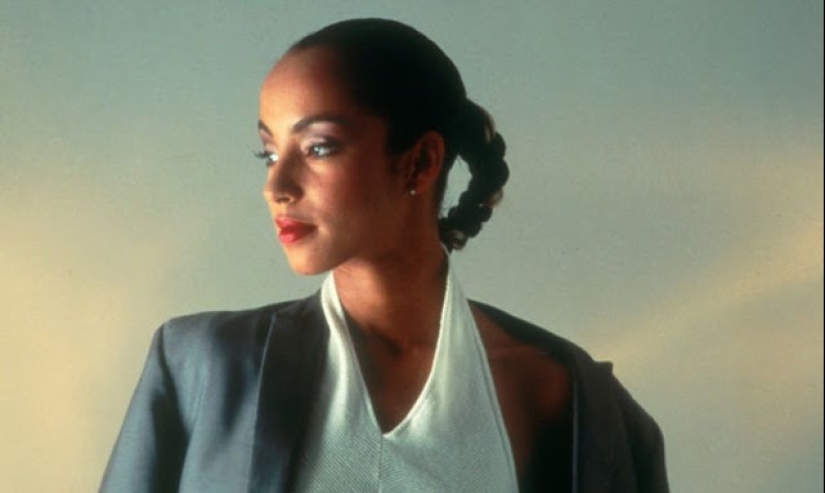 30 fotos de un joven Sade Adu, uno de los cantantes británicos más exitosos de la historia 30 fotos de un joven Sade Adu, uno de los cantantes británicos más exitosos de la historia
