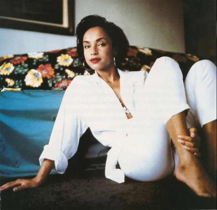 30 fotos de un joven Sade Adu, uno de los cantantes británicos más exitosos de la historia 30 fotos de un joven Sade Adu, uno de los cantantes británicos más exitosos de la historia