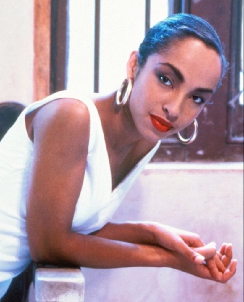 30 fotos de un joven Sade Adu, uno de los cantantes británicos más exitosos de la historia 30 fotos de un joven Sade Adu, uno de los cantantes británicos más exitosos de la historia