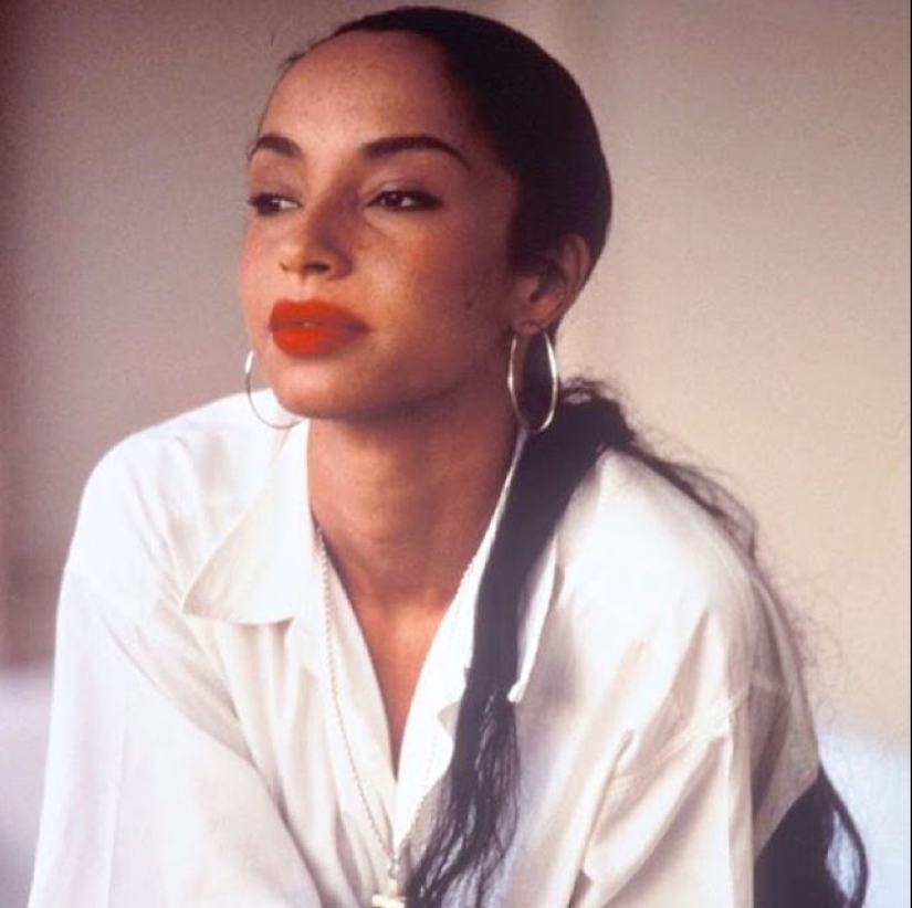 30 fotos de un joven Sade Adu, uno de los cantantes británicos más exitosos de la historia 30 fotos de un joven Sade Adu, uno de los cantantes británicos más exitosos de la historia