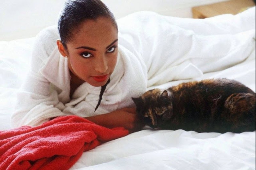 30 fotos de un joven Sade Adu, uno de los cantantes británicos más exitosos de la historia 30 fotos de un joven Sade Adu, uno de los cantantes británicos más exitosos de la historia