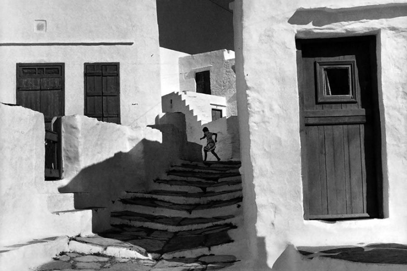 30 photographs by the great photographer Henri Cartier-Bresson
