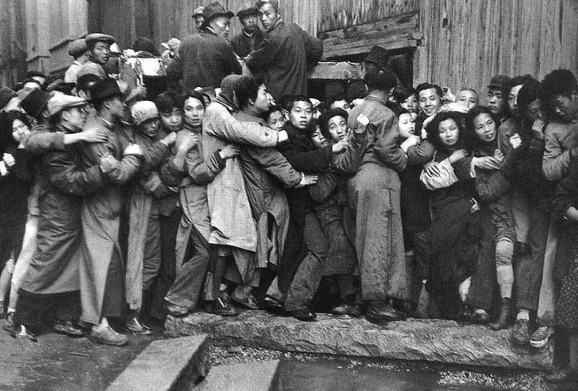 30 photographs by the great photographer Henri Cartier-Bresson