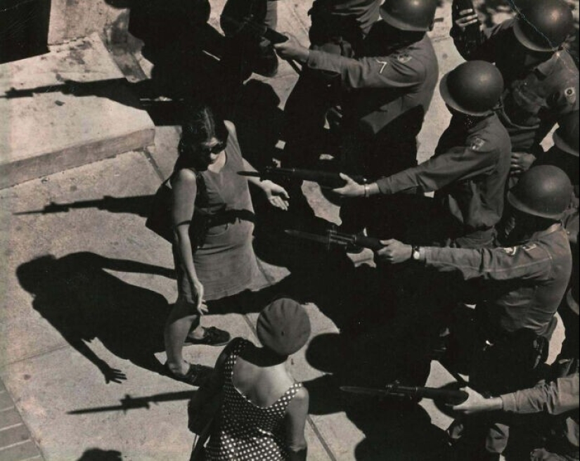 30 photos of young parents who were definitely cooler than us today 30 photos of young parents who were definitely cooler than us today