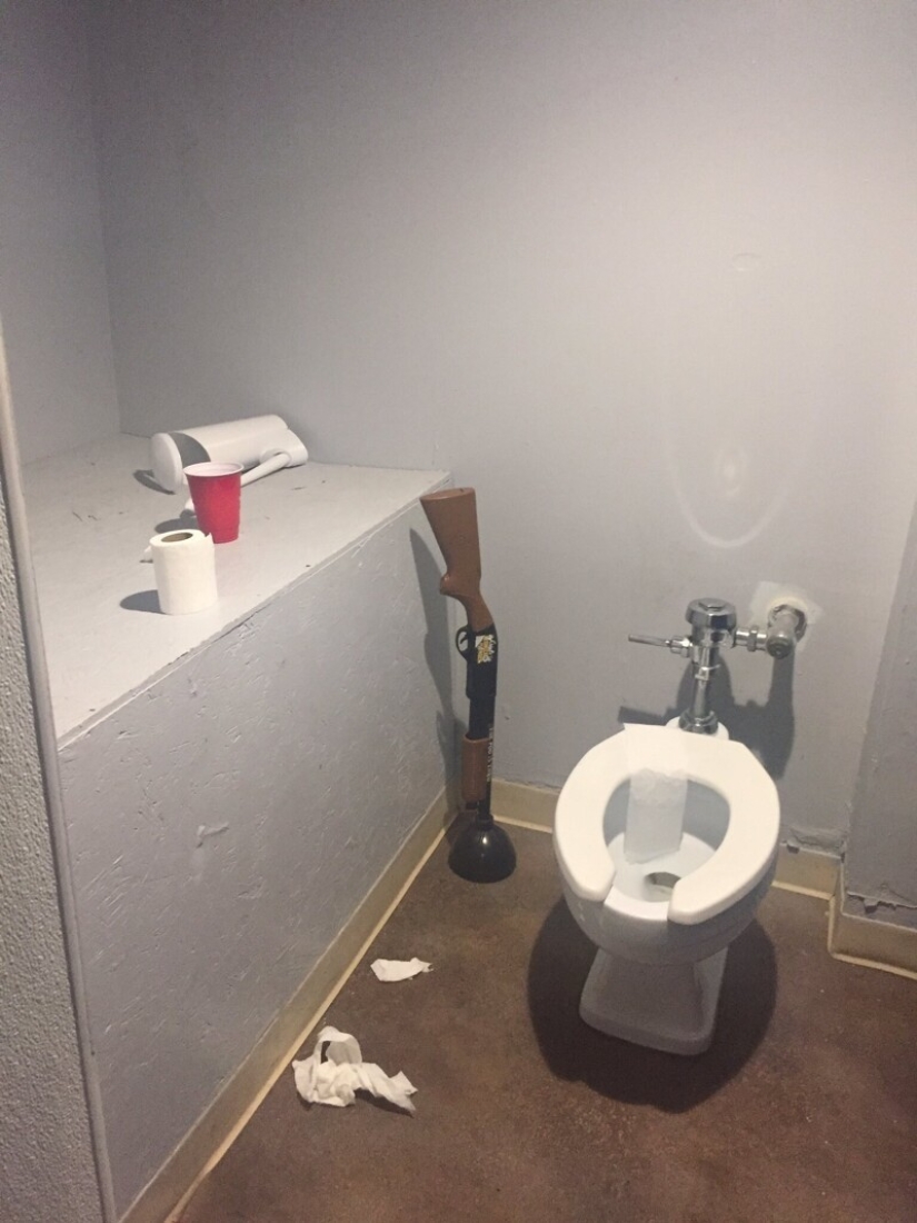 30 strange things that girls found in men's bathrooms and toilets 30 strange things that girls found in men's bathrooms and toilets