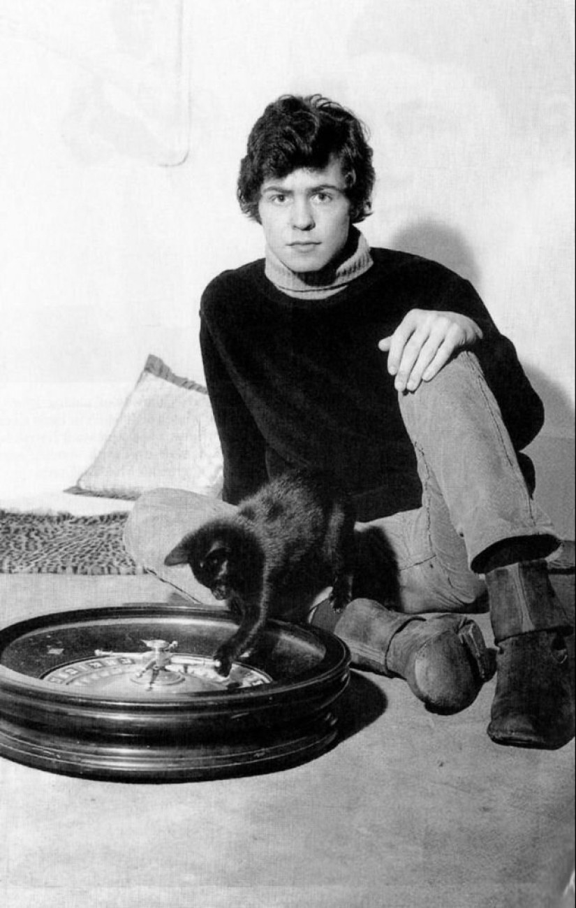 30 vintage photos of celebrities posing with their favorite cats 30 vintage photos of celebrities posing with their favorite cats