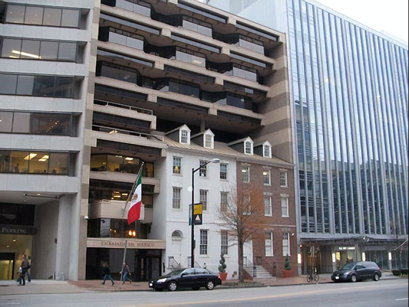 35 monuments to the perseverance of people who until recently refused to sell their home