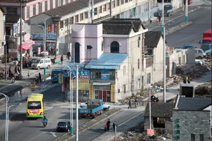 35 monuments to the perseverance of people who until recently refused to sell their home