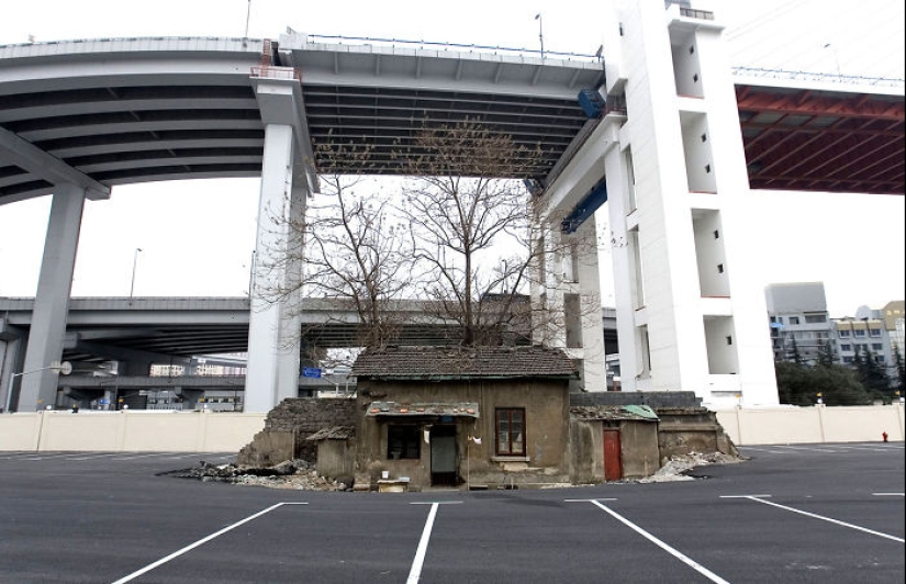 35 monuments to the perseverance of people who until recently refused to sell their home