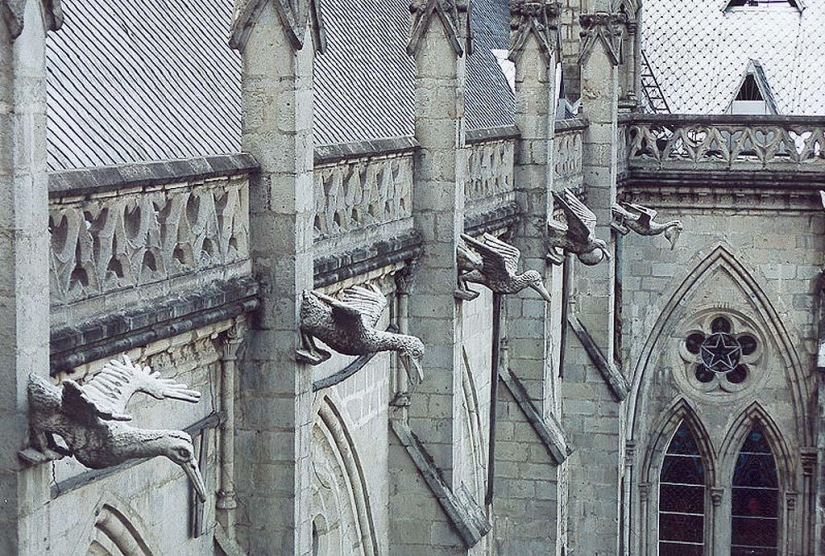 40 of the most outstanding gargoyles in the world