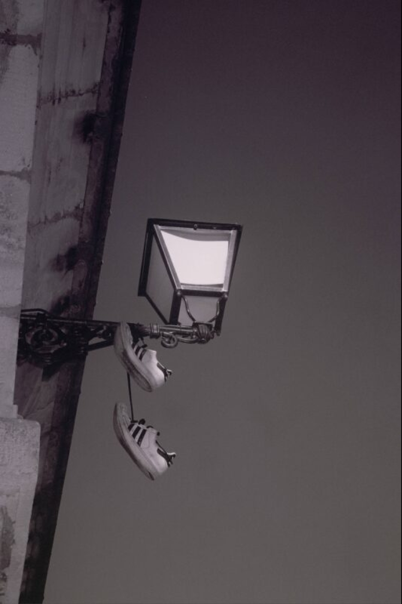 6 teorías que explican la extraña costumbre de colgar zapatos en cables