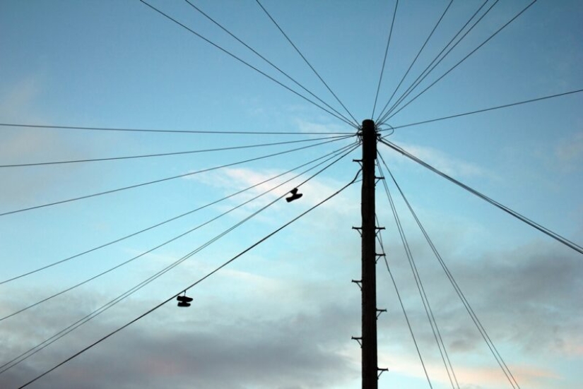 6 teorías que explican la extraña costumbre de colgar zapatos en cables